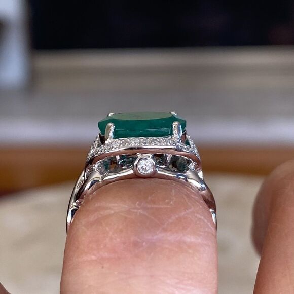 18K Natural 3.18 Carat Emerald & Diamond Ring  $8,848 Replacement Value - Picture 4 of 15
